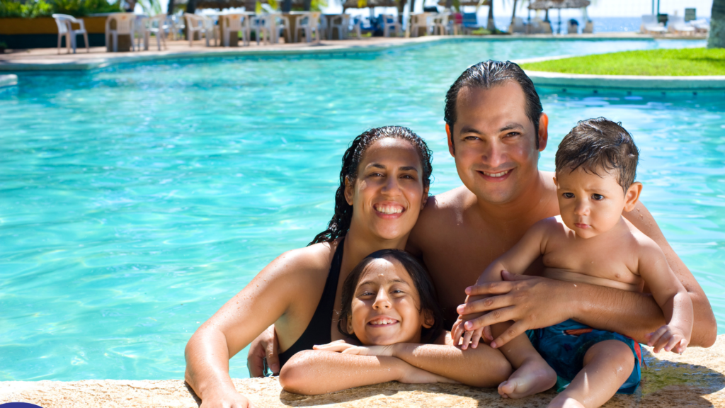 famille prenant la pose dans une piscine