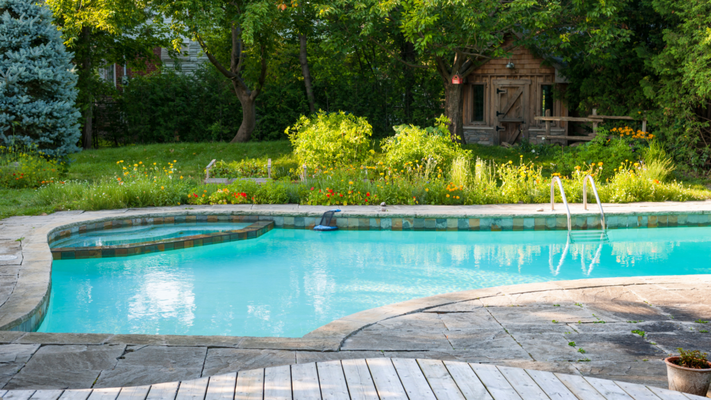 piscine dans un beau jardin